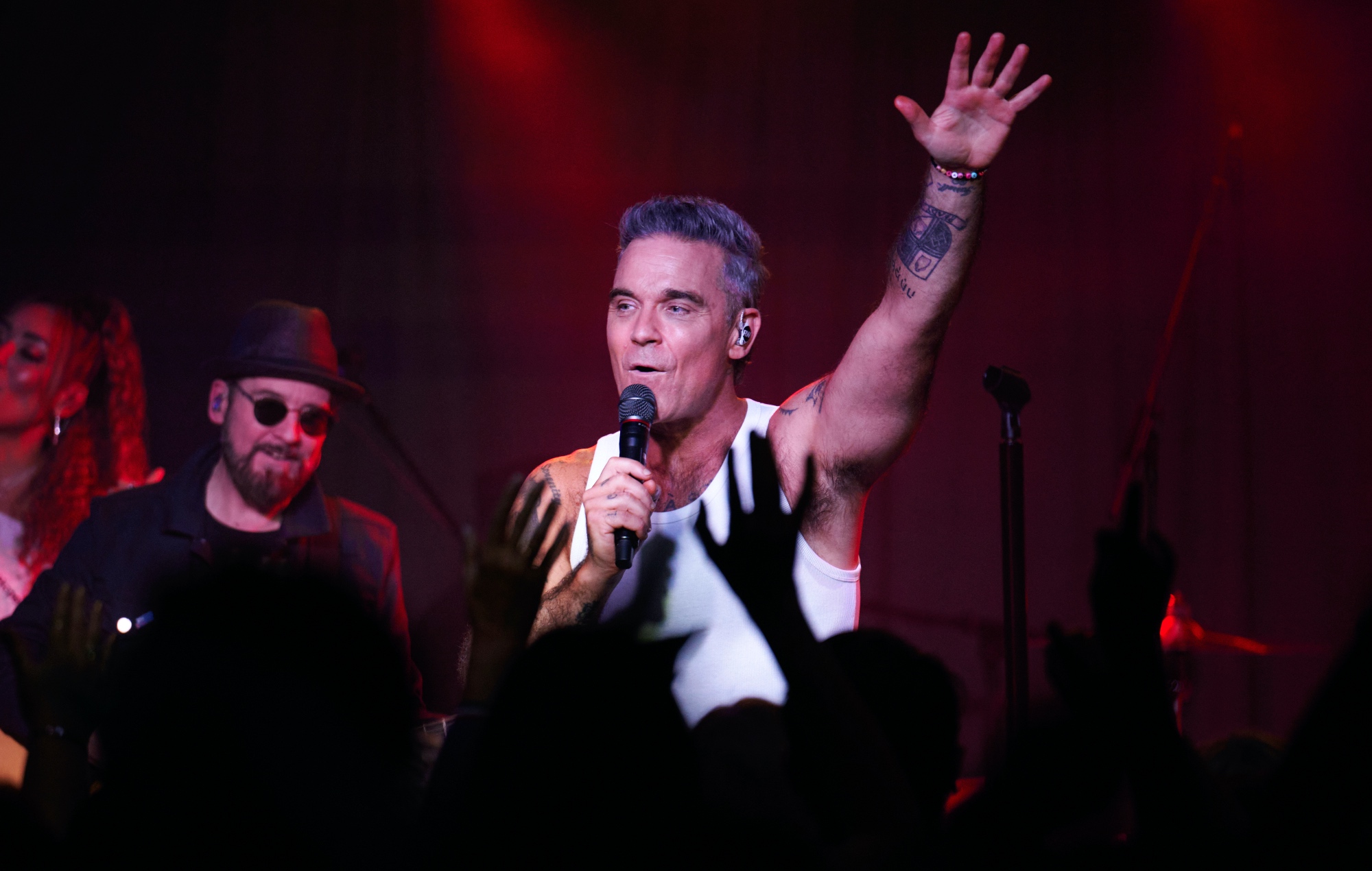 Robbie Williams Treats Buenos Aires Street Crowd to Surprise Acoustic Set